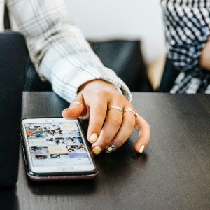 s-o-c-i-a-l-c-u-t-hOErD4PKpQY-unsplash